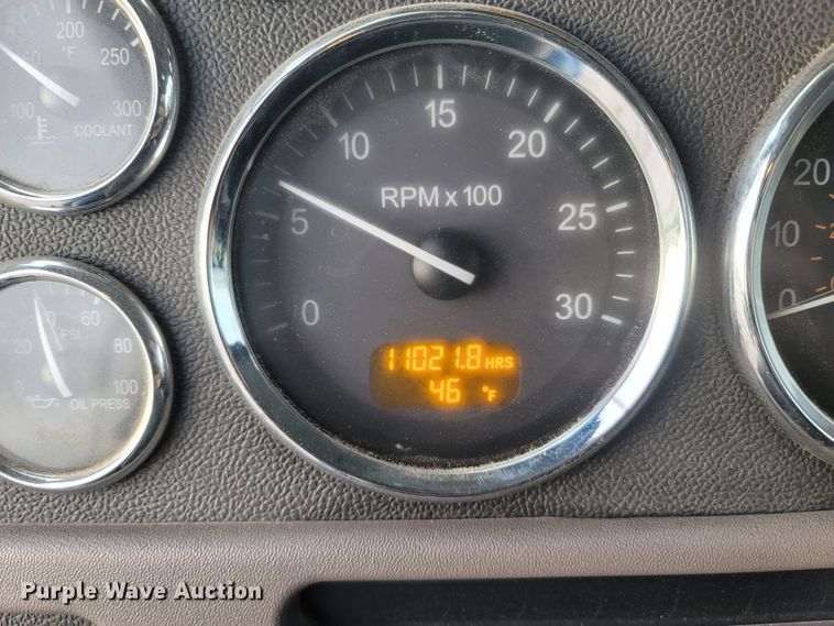 image for item MH9633 2014 Peterbilt 384  semi truck