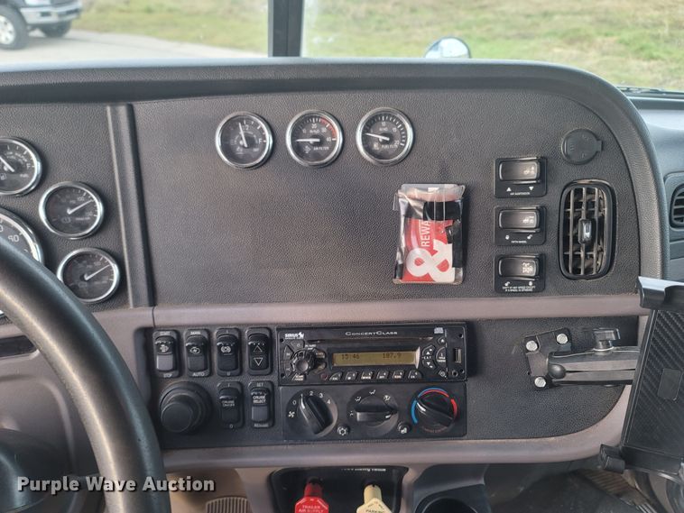 image for item MH9633 2014 Peterbilt 384  semi truck