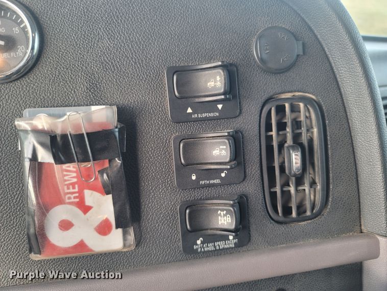 image for item MH9633 2014 Peterbilt 384  semi truck