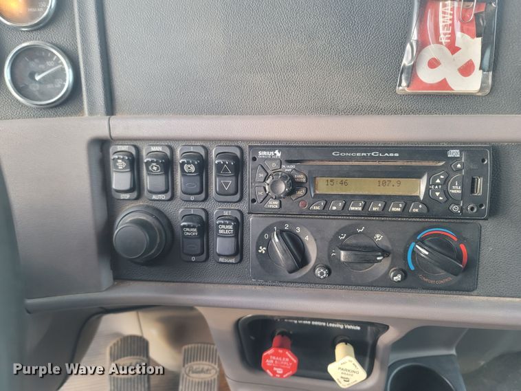 image for item MH9633 2014 Peterbilt 384  semi truck