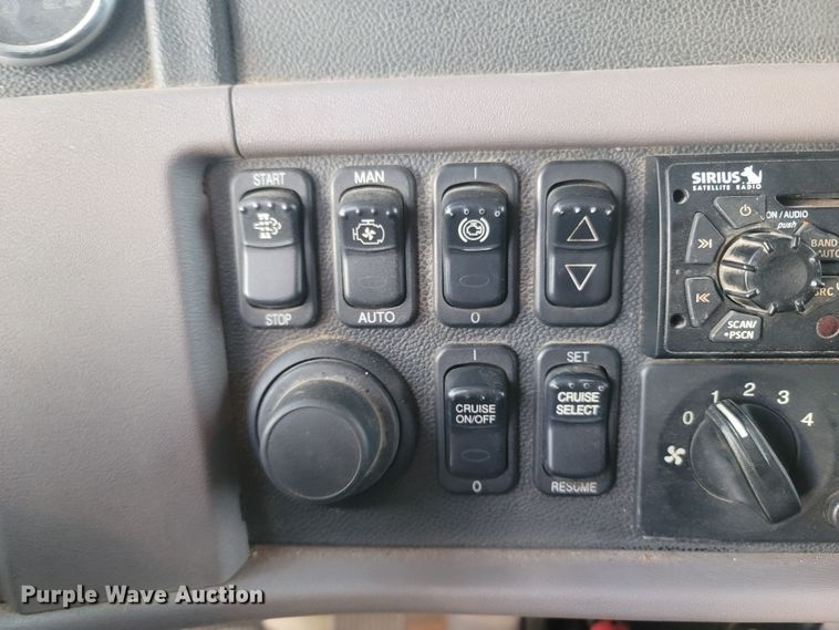 image for item MH9633 2014 Peterbilt 384  semi truck