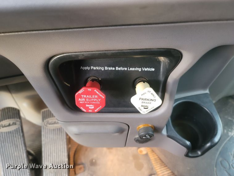 image for item MH9633 2014 Peterbilt 384  semi truck