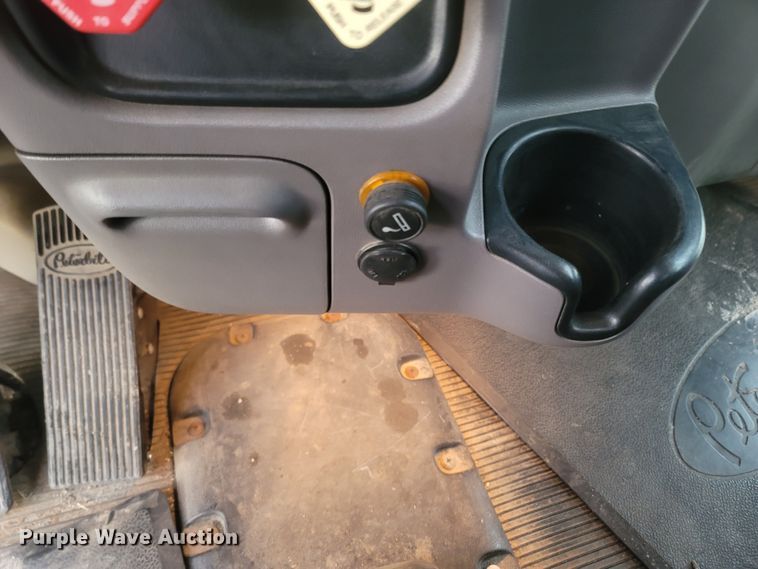 image for item MH9633 2014 Peterbilt 384  semi truck