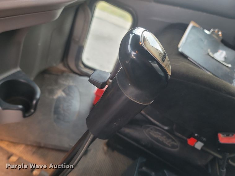 image for item MH9633 2014 Peterbilt 384  semi truck