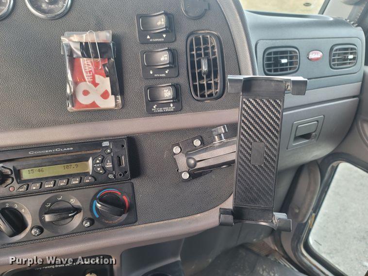 image for item MH9633 2014 Peterbilt 384  semi truck