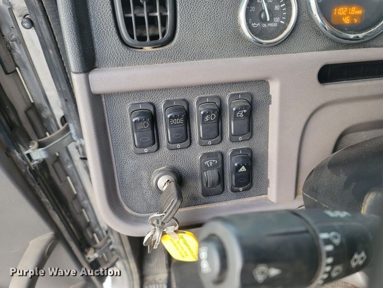 image for item MH9633 2014 Peterbilt 384  semi truck