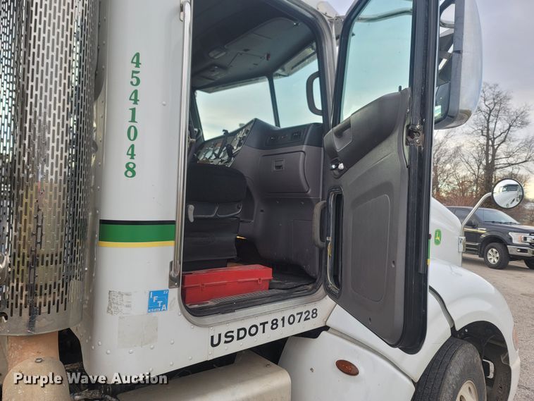 image for item MH9633 2014 Peterbilt 384  semi truck