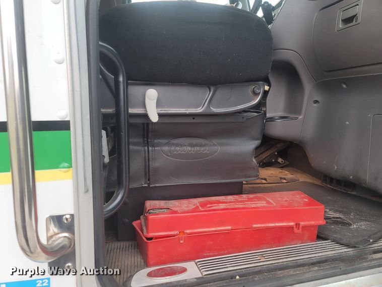 image for item MH9633 2014 Peterbilt 384  semi truck