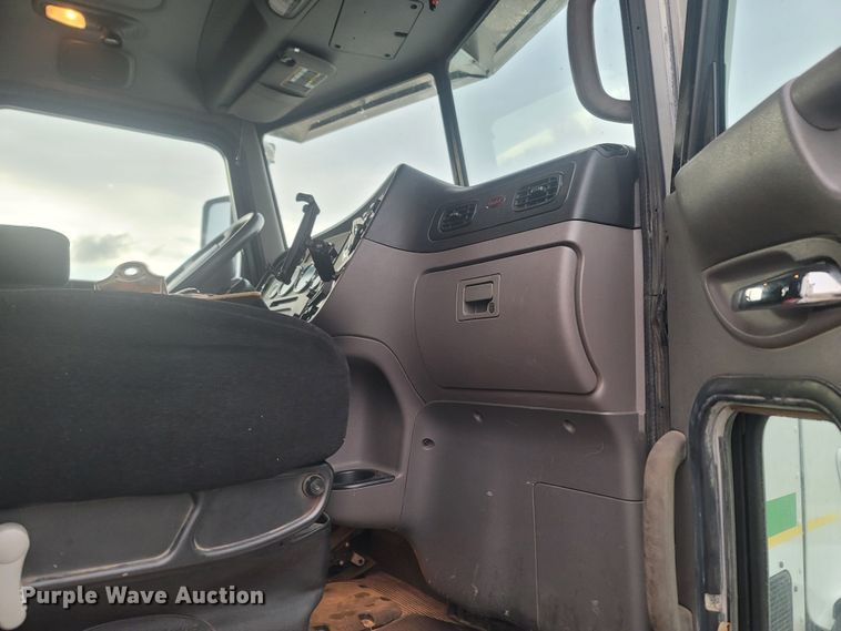 image for item MH9633 2014 Peterbilt 384  semi truck