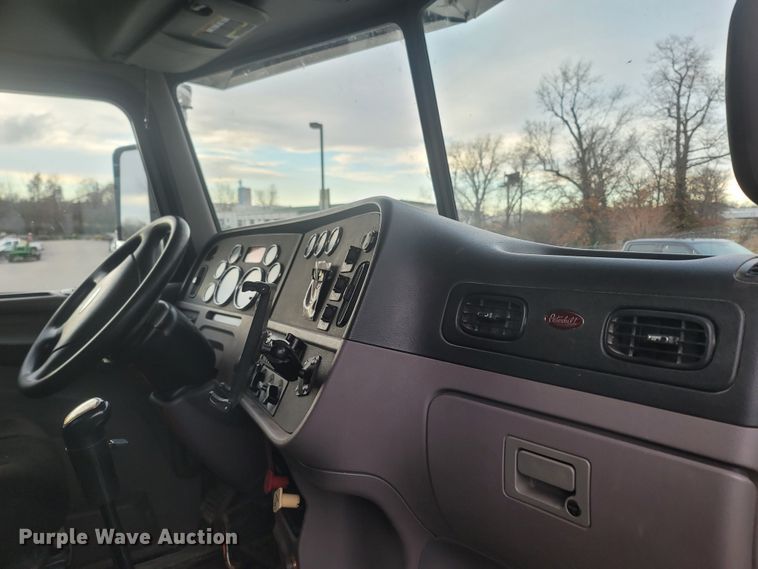 image for item MH9633 2014 Peterbilt 384  semi truck