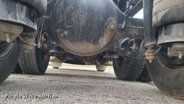 image for item MH9633 2014 Peterbilt 384  semi truck