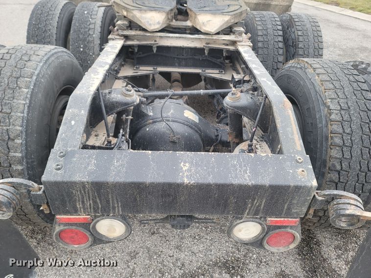 image for item MH9633 2014 Peterbilt 384  semi truck