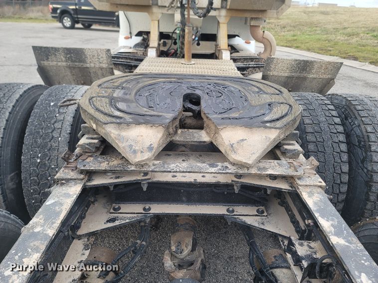 image for item MH9633 2014 Peterbilt 384  semi truck