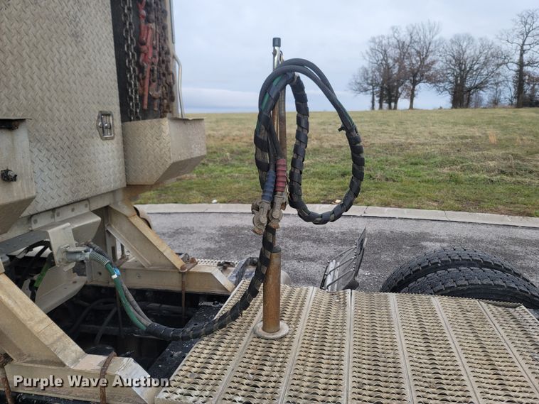 image for item MH9633 2014 Peterbilt 384  semi truck