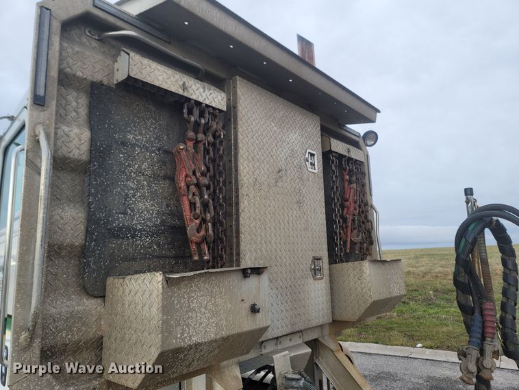 image for item MH9633 2014 Peterbilt 384  semi truck