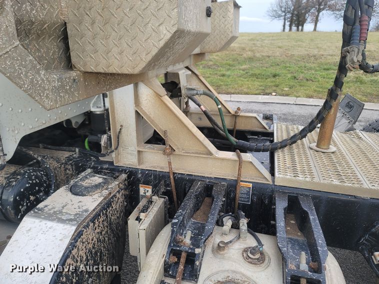 image for item MH9633 2014 Peterbilt 384  semi truck