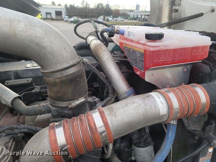 image for item MH9633 2014 Peterbilt 384  semi truck