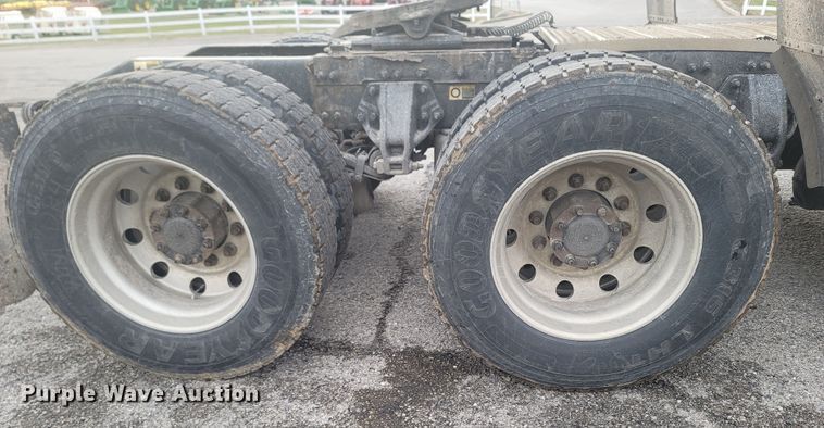 image for item MH9633 2014 Peterbilt 384  semi truck