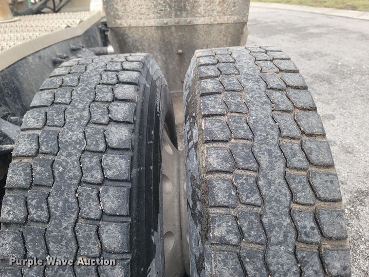 image for item MH9633 2014 Peterbilt 384  semi truck