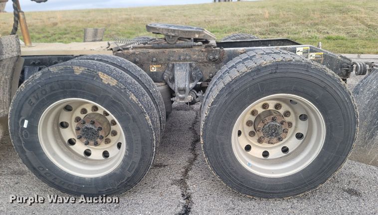 image for item MH9633 2014 Peterbilt 384  semi truck