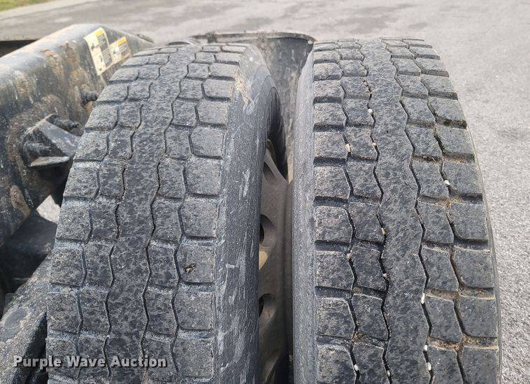 image for item MH9633 2014 Peterbilt 384  semi truck