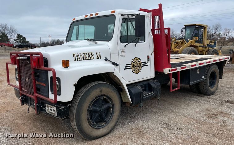 image for item MI9596 1987 International 1754  flatbed truck