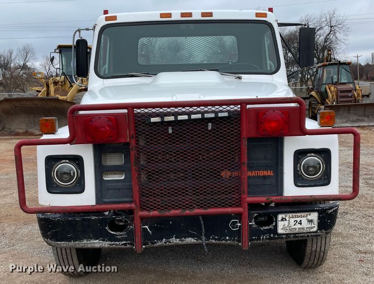 image for item MI9596 1987 International 1754  flatbed truck