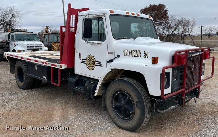 image for item MI9596 1987 International 1754  flatbed truck