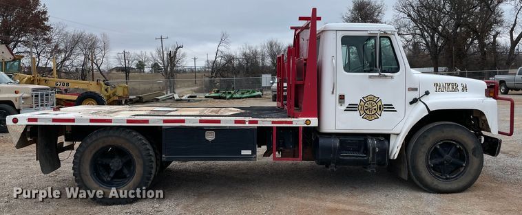 image for item MI9596 1987 International 1754  flatbed truck