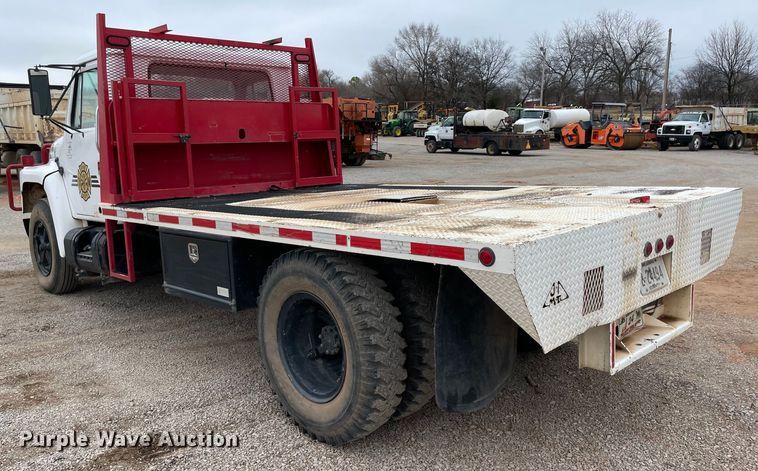 image for item MI9596 1987 International 1754  flatbed truck