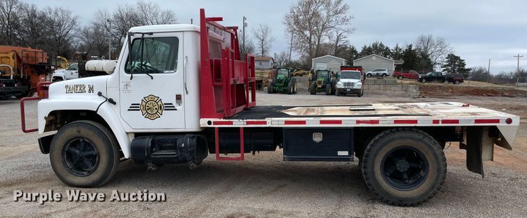 image for item MI9596 1987 International 1754  flatbed truck