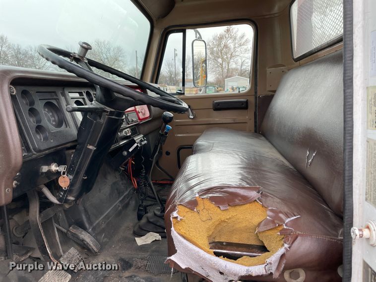 image for item MI9596 1987 International 1754  flatbed truck