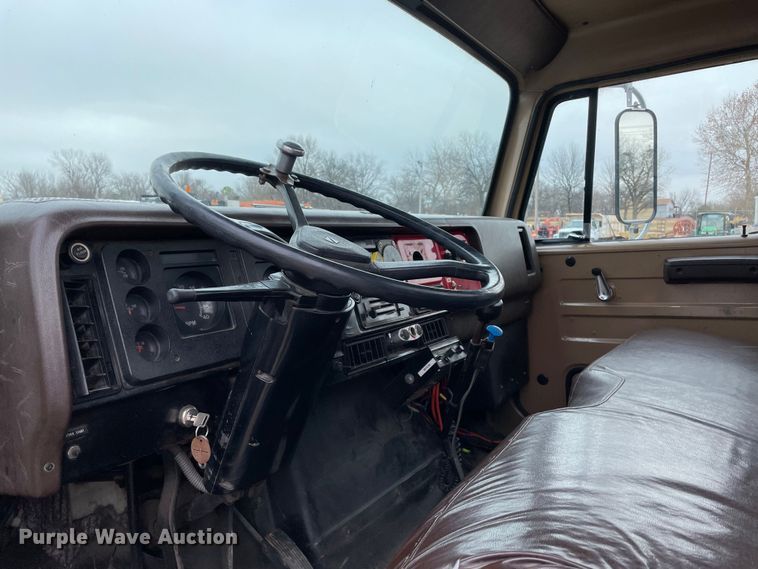 image for item MI9596 1987 International 1754  flatbed truck