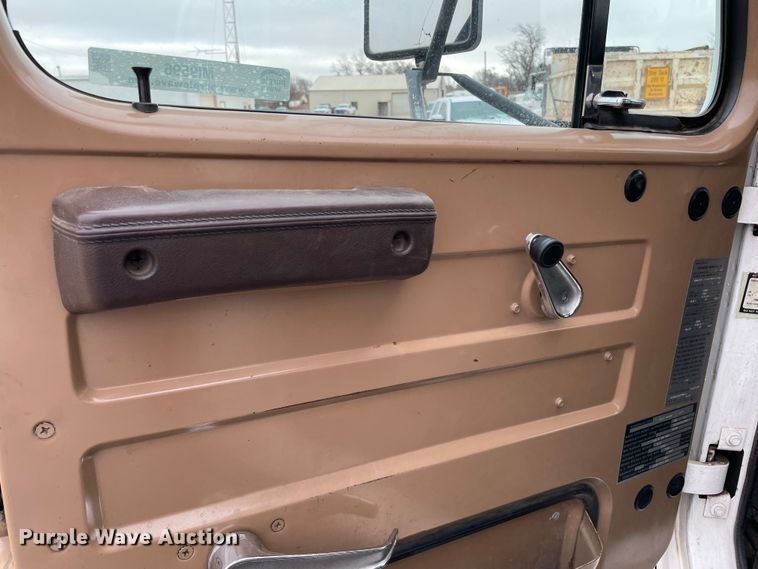 image for item MI9596 1987 International 1754  flatbed truck