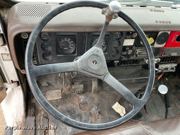 image for item MI9596 1987 International 1754  flatbed truck