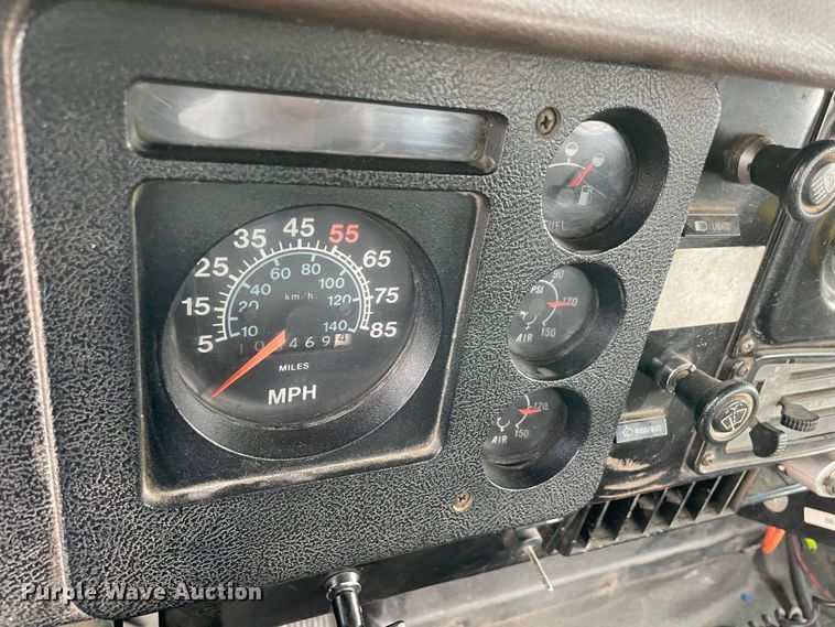 image for item MI9596 1987 International 1754  flatbed truck