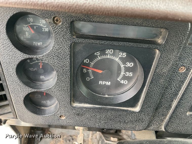 image for item MI9596 1987 International 1754  flatbed truck