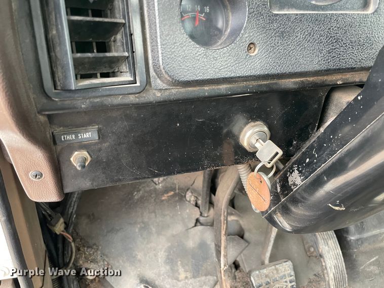 image for item MI9596 1987 International 1754  flatbed truck