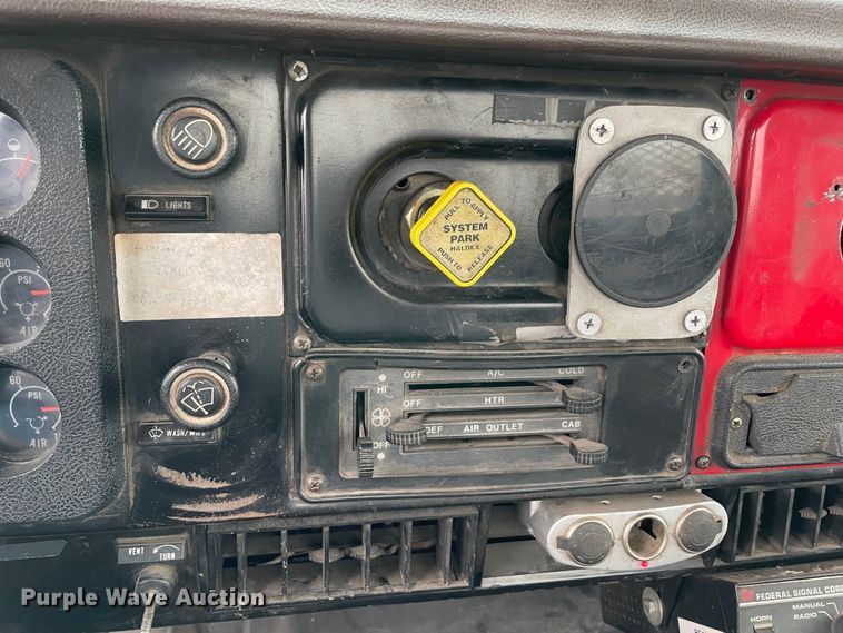 image for item MI9596 1987 International 1754  flatbed truck