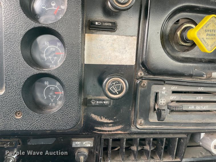 image for item MI9596 1987 International 1754  flatbed truck