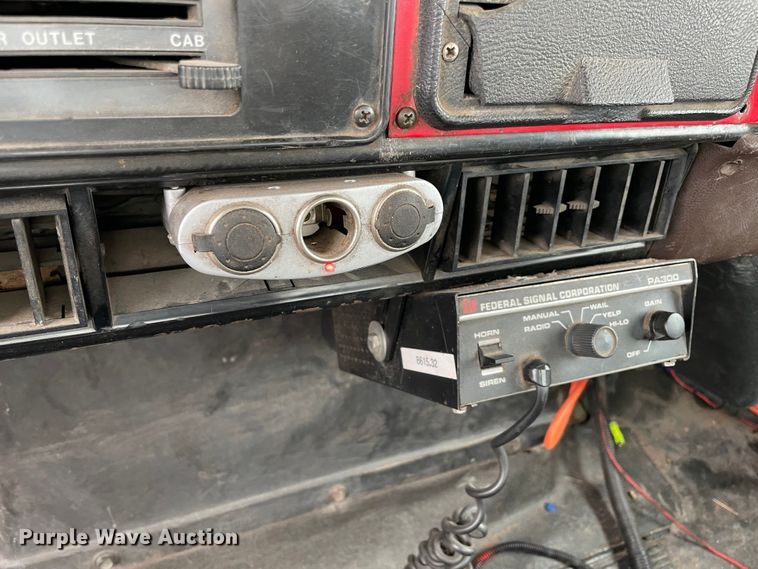 image for item MI9596 1987 International 1754  flatbed truck