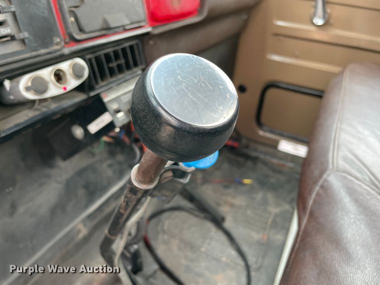 image for item MI9596 1987 International 1754  flatbed truck