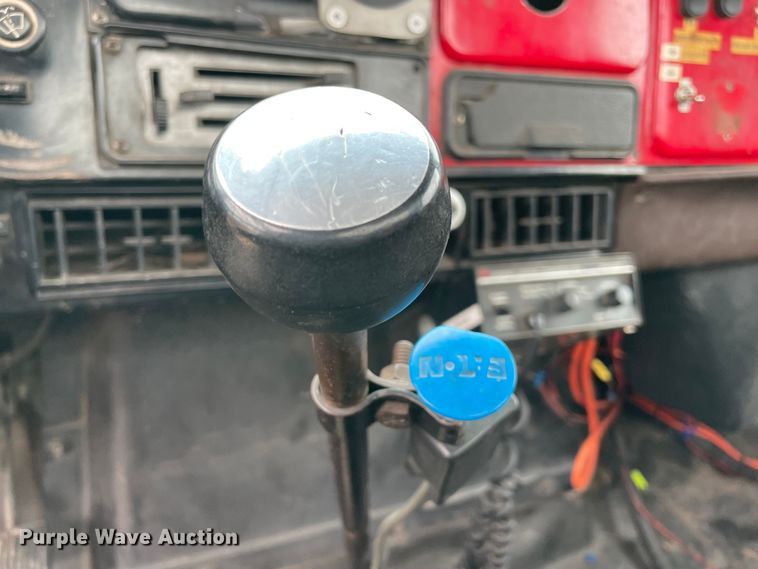 image for item MI9596 1987 International 1754  flatbed truck