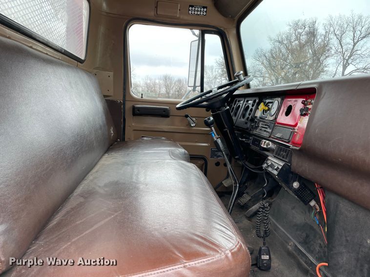 image for item MI9596 1987 International 1754  flatbed truck