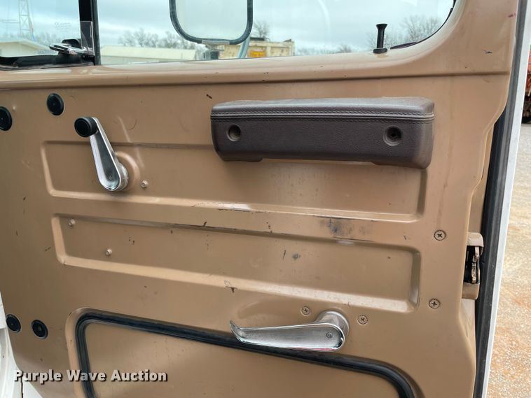 image for item MI9596 1987 International 1754  flatbed truck