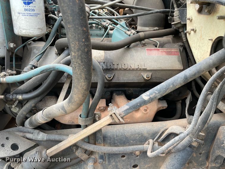 image for item MI9596 1987 International 1754  flatbed truck