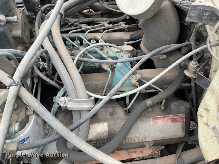 image for item MI9596 1987 International 1754  flatbed truck