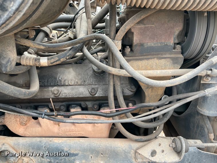 image for item MI9596 1987 International 1754  flatbed truck