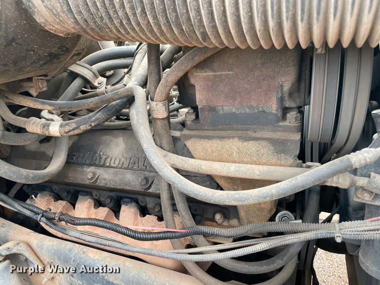 image for item MI9596 1987 International 1754  flatbed truck