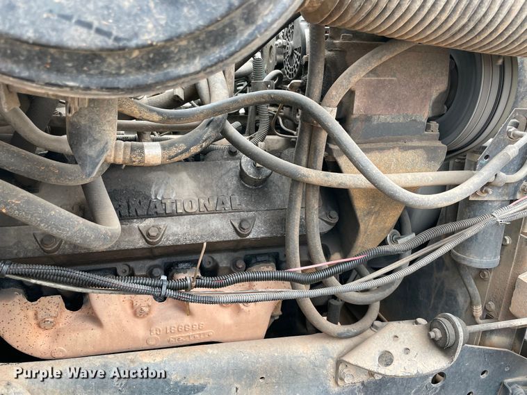 image for item MI9596 1987 International 1754  flatbed truck